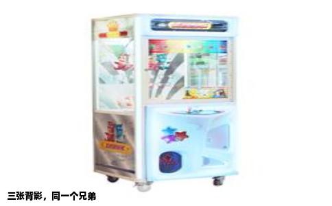 三张背影，同一个兄弟